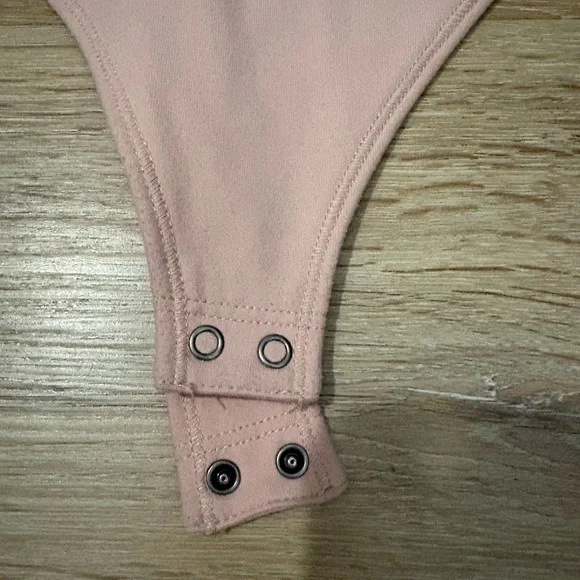 Abercrombie & Fitch Sweetheart Neckline Tank Top Thong Bodysuit in Pink Nude - Picture 7 of 9